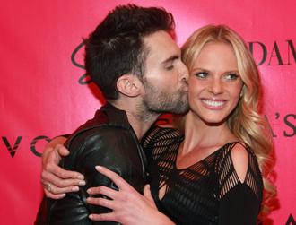 Adam levine anne v nov9newsbt 00.jpg