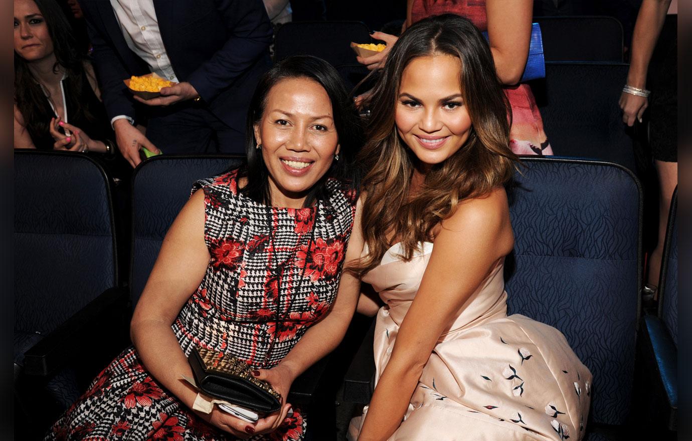 Chrissy-Teigen-Mom-Steals-Outfit