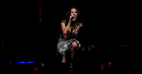 olivia rodrigo falls down stage