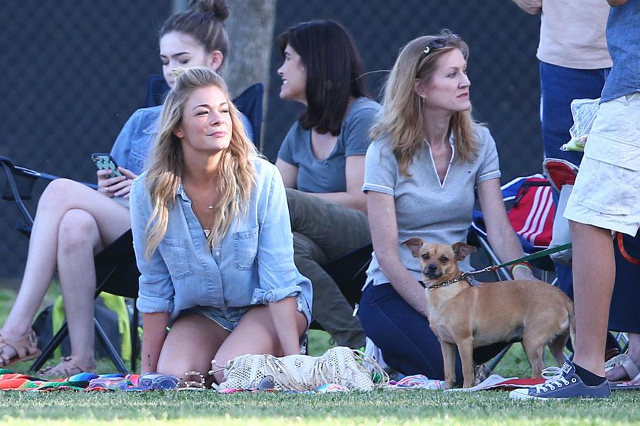 Leann rimes in daisy dukes 01