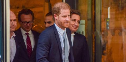 prince harry wants patch up relationship with royal family