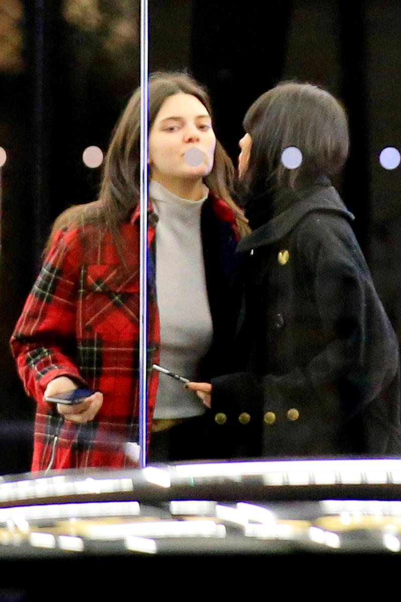 Pda Alert Kendall Jenner Kisses Another Woman Amid Lesbian Rumors