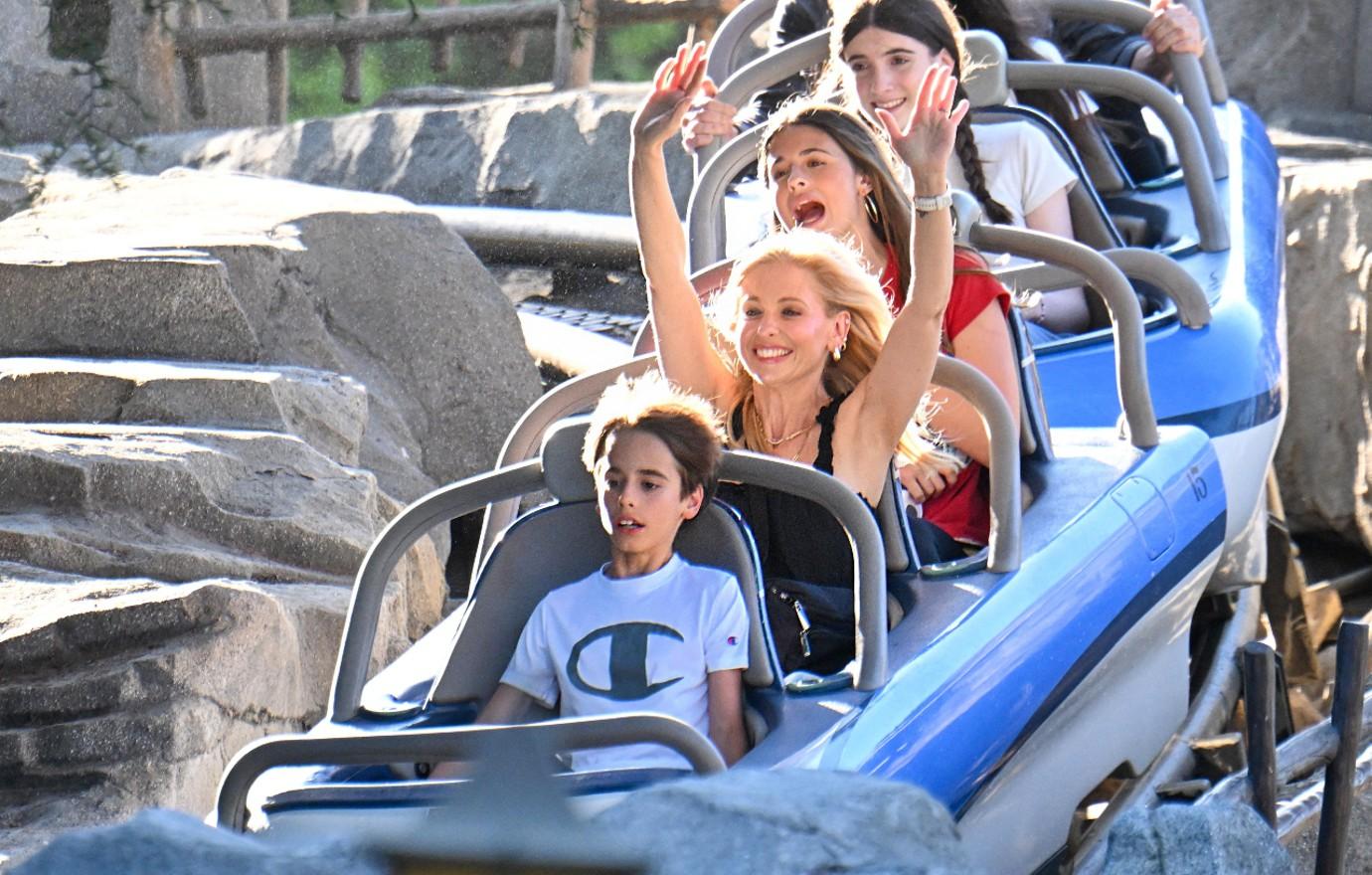 sarah michelle gellar freddie prinze disneyland gallery