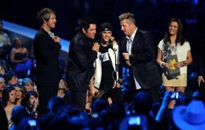 2011__06__Justin_Bieber_Rascal_Flatts_June9newsnea 300×190.jpg