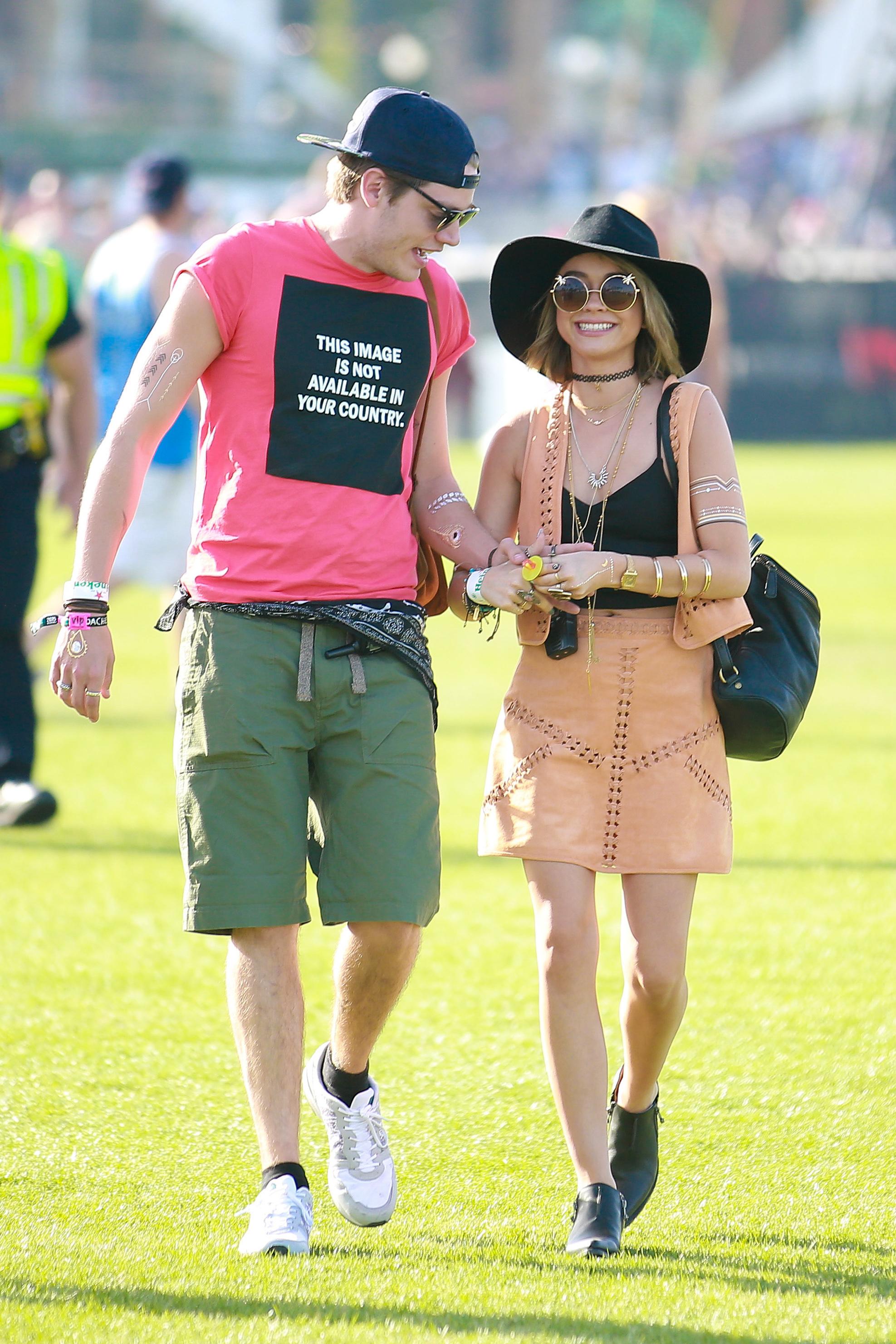 Sarah Hyland and Dominic Sherwood can&#8217;t hide their excitement during Coachella Day 1