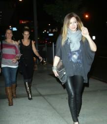 2010__11__FP_6056769_Duff_HillaryHaylie_PER_111310 218×300.jpg