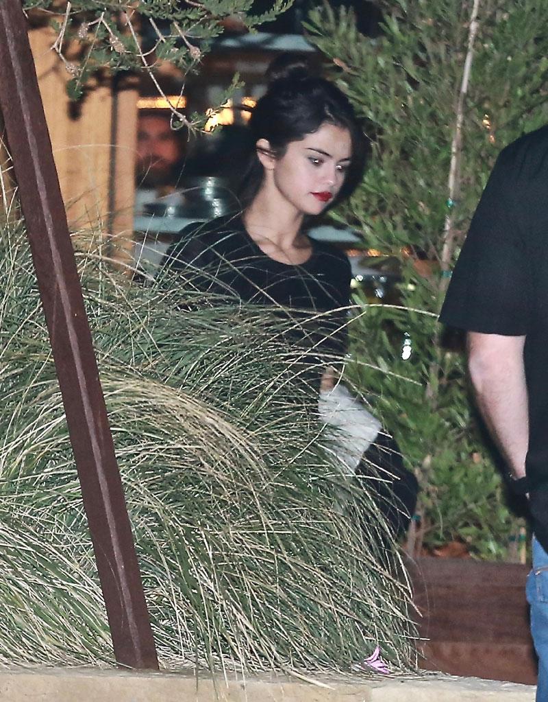 Selena gomez steps out photos 03