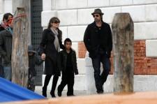 2010__03__Angelina_Jolie_Brad_Pitt_March4_07 225&#215;149.jpg