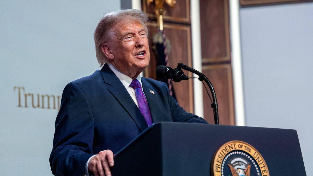 Image of Fox News Poll showed the president’s declining approval ratings.