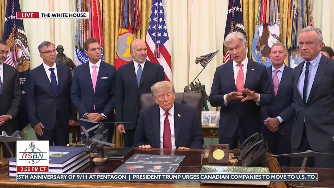 Photo of Dr. Oz and Robert F. Kennedy Jr. were seen whispering after the interaction.