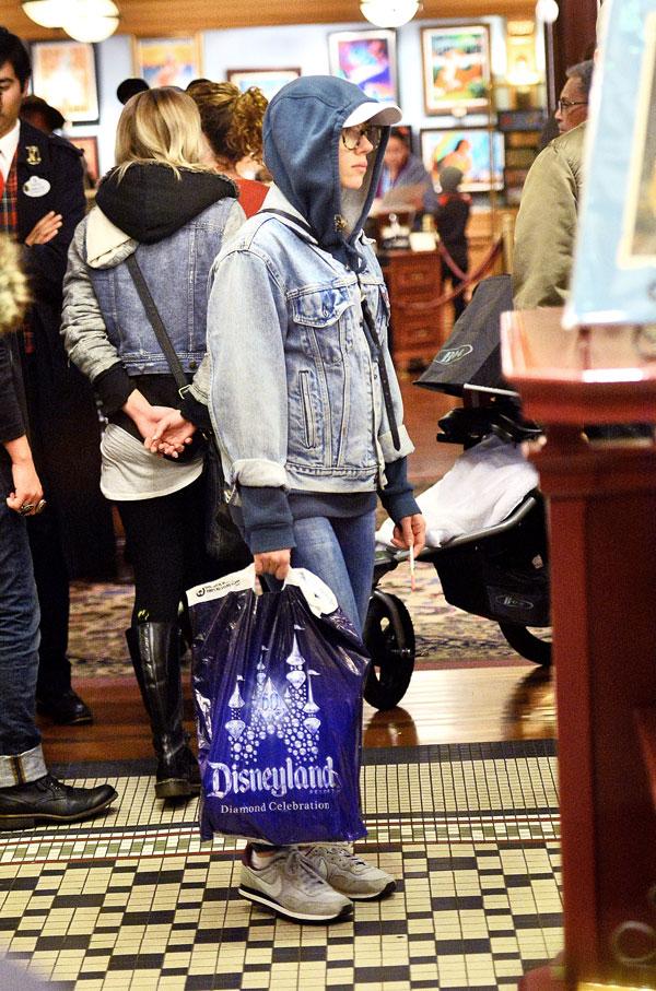 scarlett johansson romain dauriac disneyland