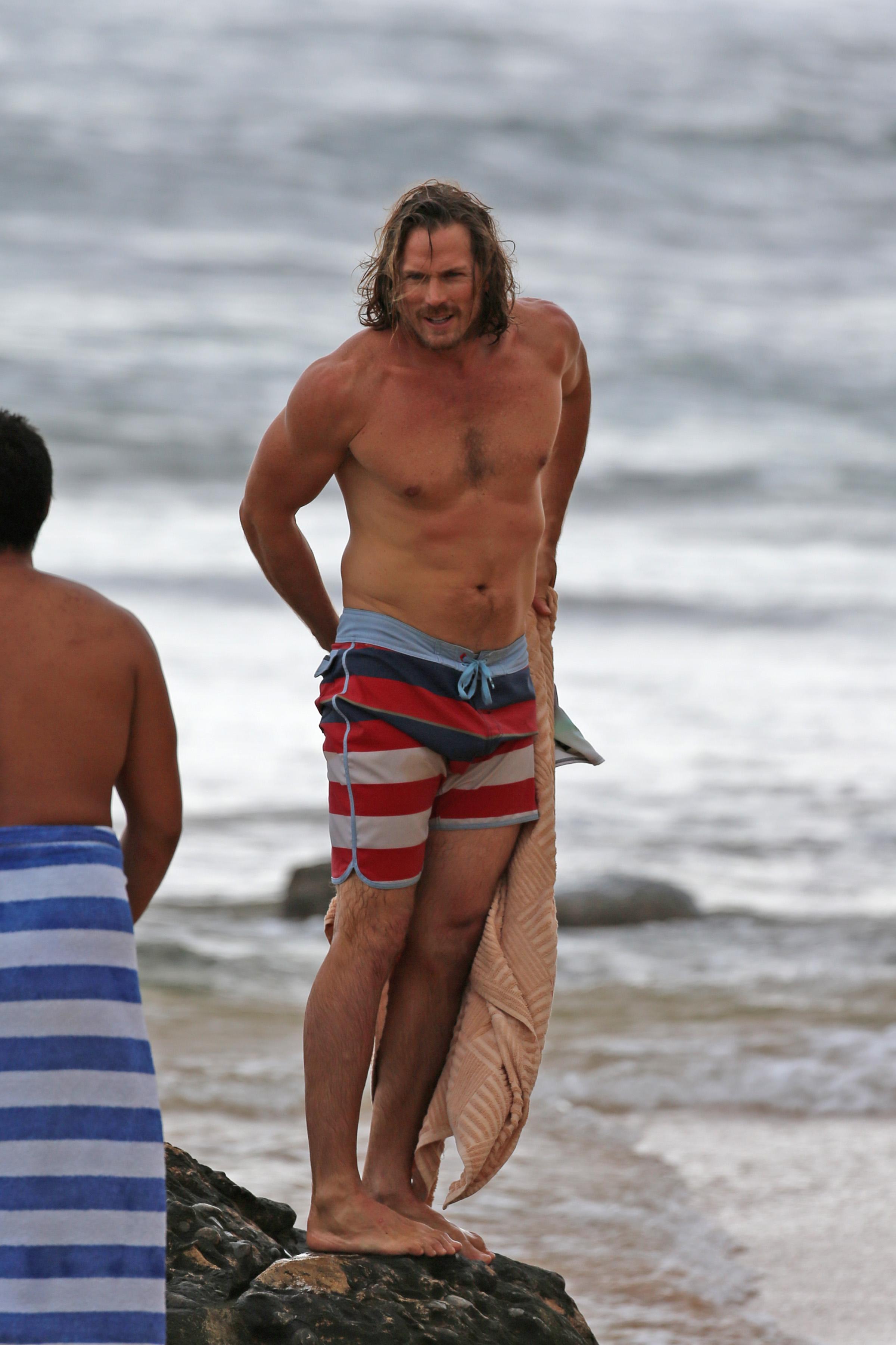 EXCLUSIVE: A shirtless Jason Lewis goes stand up paddle boarding while on vacation in Hawaii.