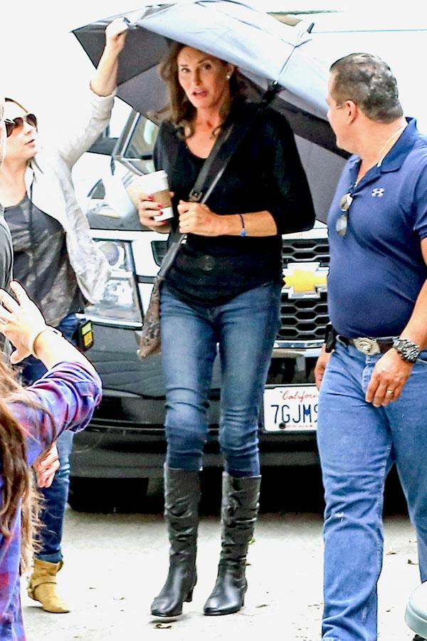 Caitlyn jenner walking rain 01