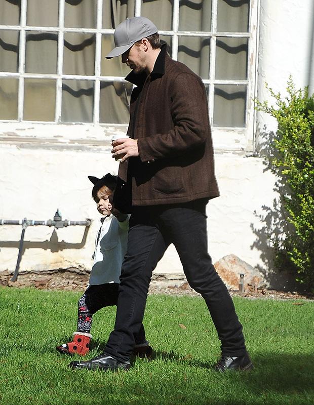 Exclusive&#8230; Ryan Gosling Running Errands With His Daughter