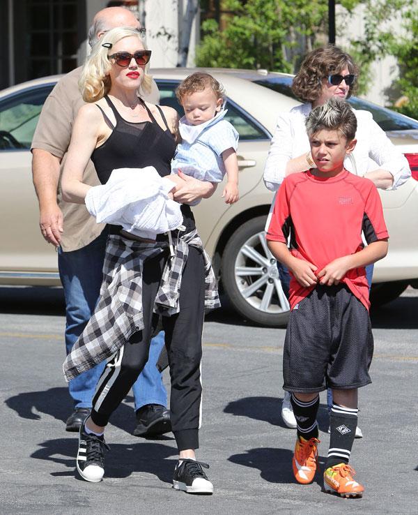 Gwen stefani sons easter bunny 01