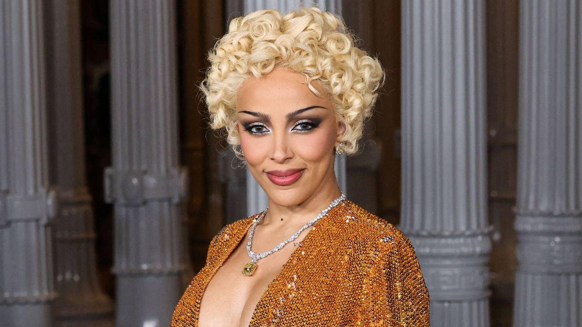 Photo of In response to her father possibly skipping her show, Doja Cat sent him a NSFW video. 