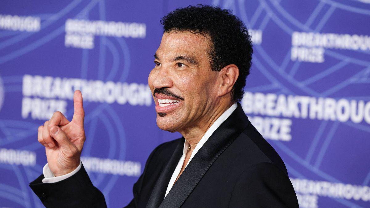 Lionel Richie Hospitalized After Falling Ill, Exiting Stage Mid-Concert