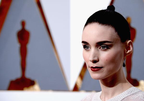 Rooney mara snubs taylor swift 02