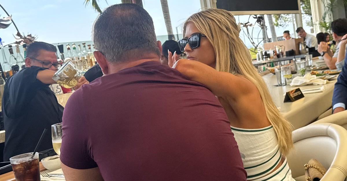 image of The couple enjoyed drinks as they talked at a restaurant.