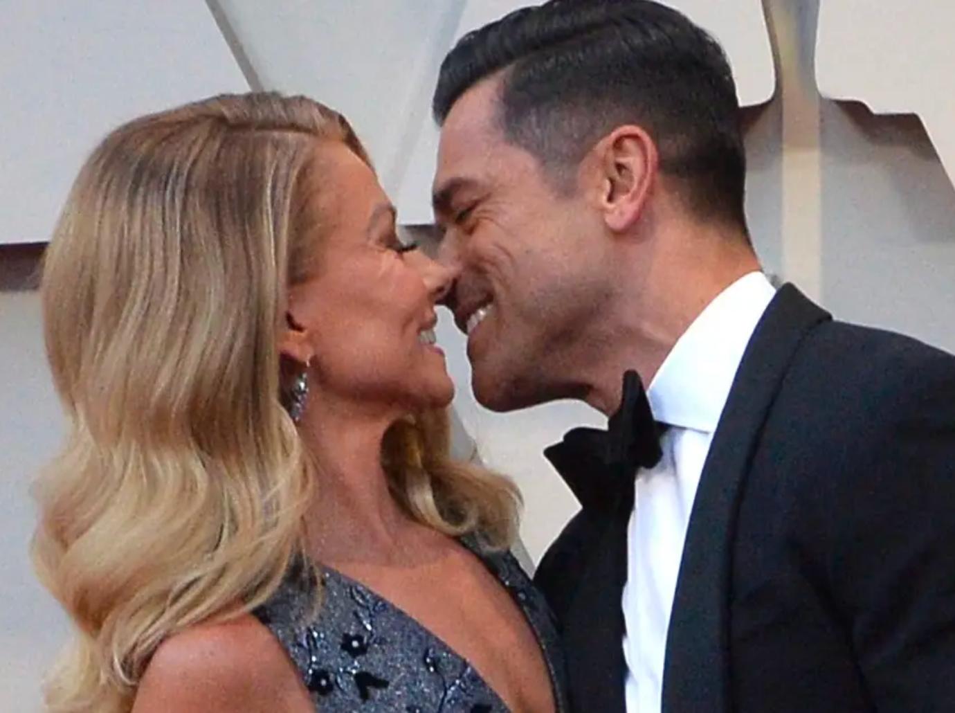 kelly ripa returns live husband mark consuelos gaslighting