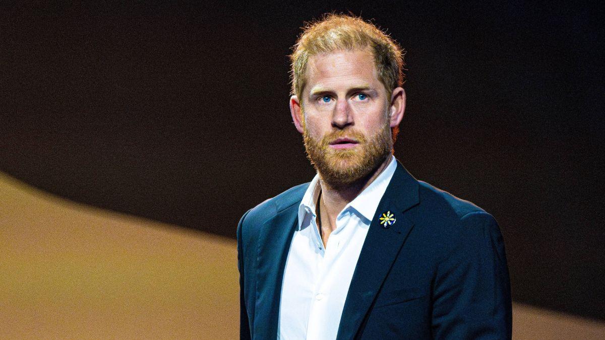 Image of Robert Lacey said Prince Harry would have to apologize before his relationship with Prince William heals.