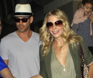 2010__12__LeAnn_Rimes_Eddie_Cibrian_Dec28_66 300&#215;251.jpg