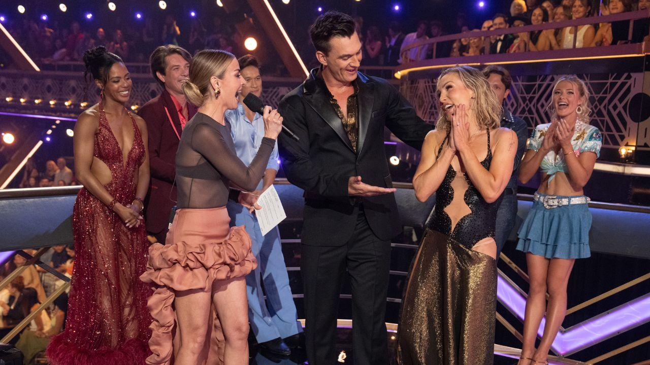Image of Early into the live broadcast, co-host Julianne Hough shared there were issues with the online voting. 