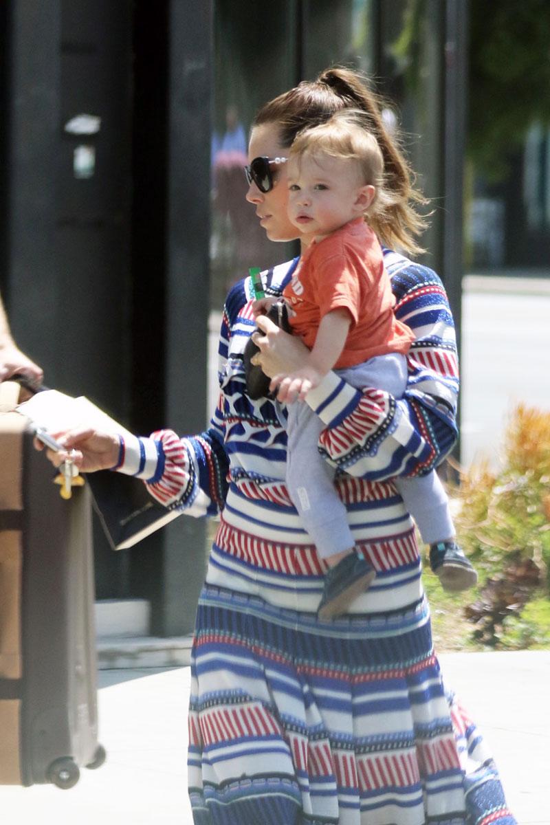 Jessica biel baby silas timberlake shopping 04