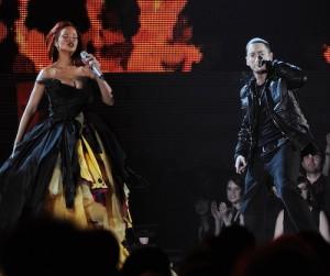 2011__02__RIHANNA_FEB14 300×258.jpg