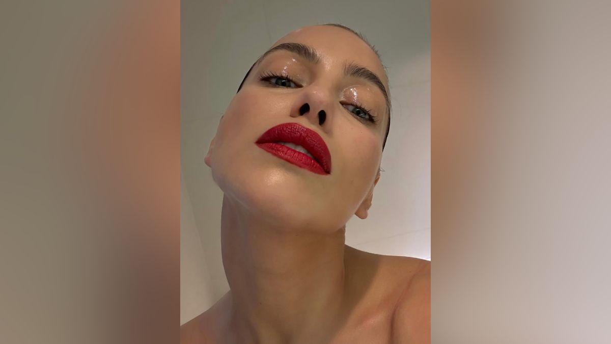 Image of Irina Shayk teased her topless body in a provocative photo.