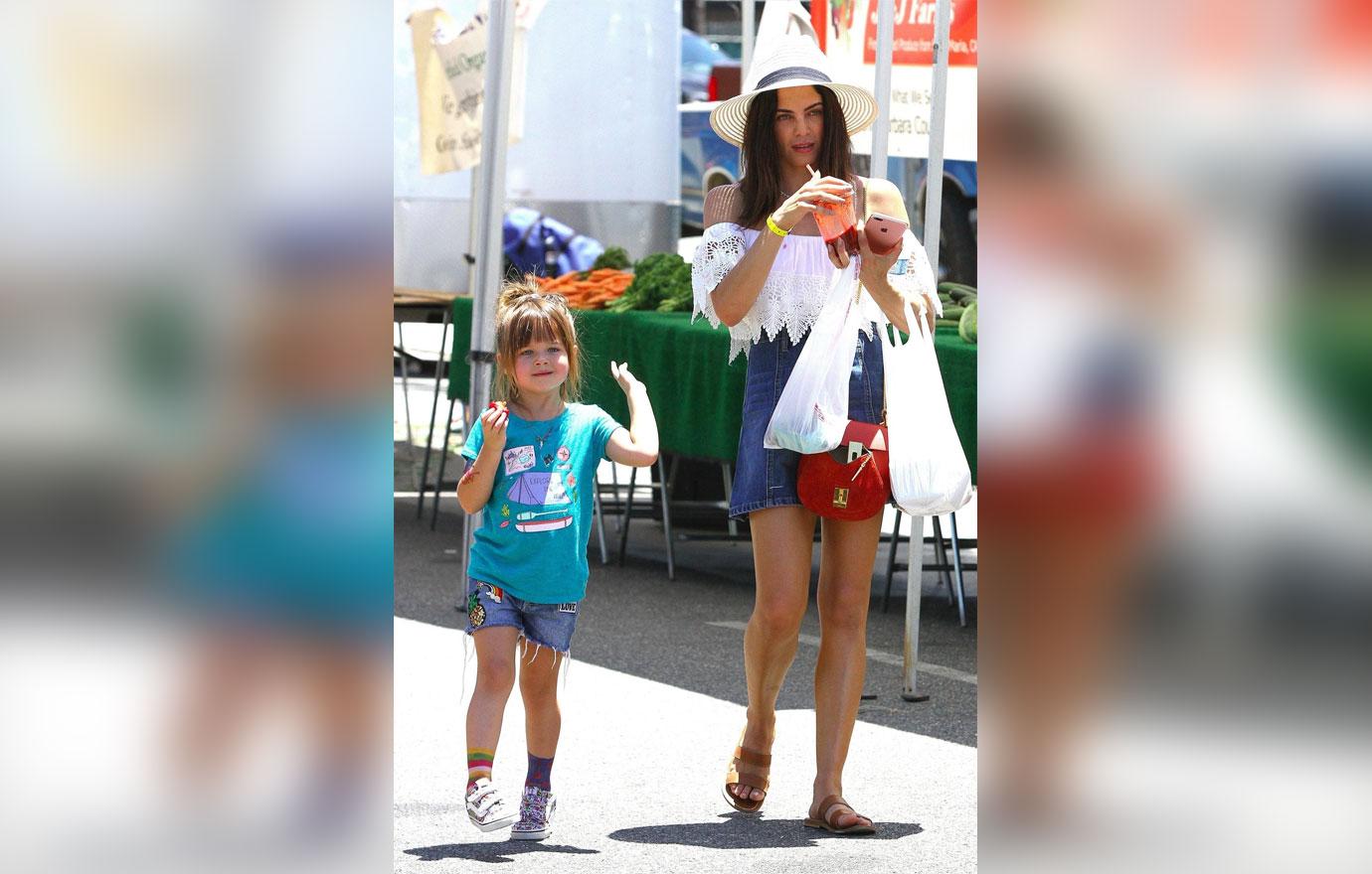 Jenna Dewan Tatum Daughter Everly Farmers Market Photos 05