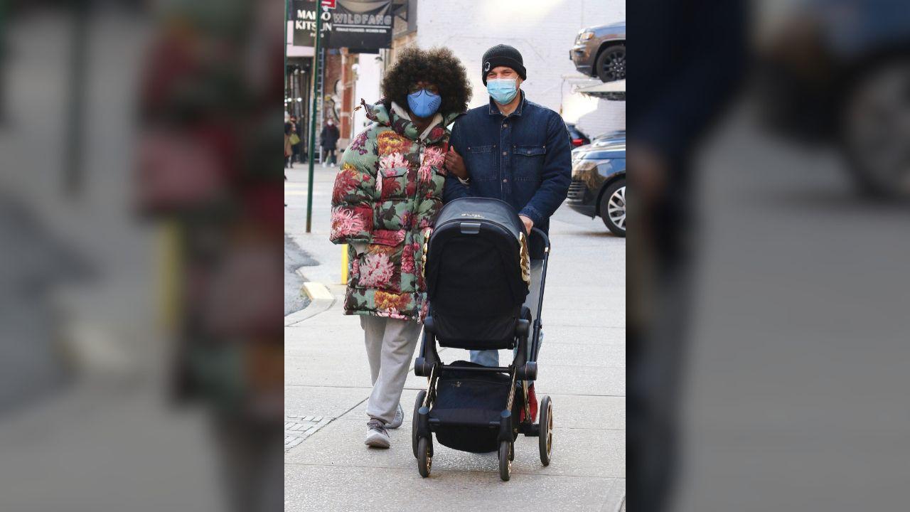 Image of fans praised Jodie Turner-Smith and Joshua Jackson's supportive co-parenting after seeing their family vacation photos.