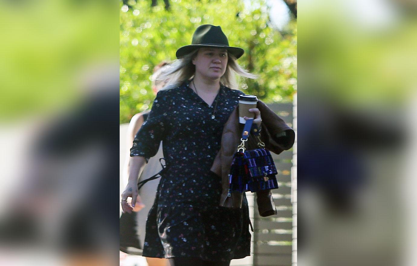 A makeup free Kelly Clarkson looks chic as she drops off her daughter River Rose with a nanny.