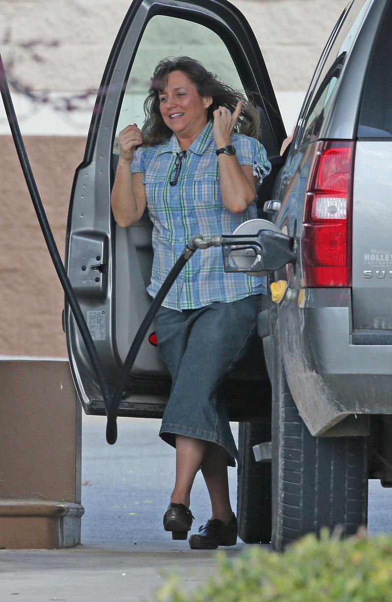 EXCLUSIVE: ** PREMIUM EXCLUSIVE RATES APPLY**  Michelle Duggar runs errands with Jennifer Danielle