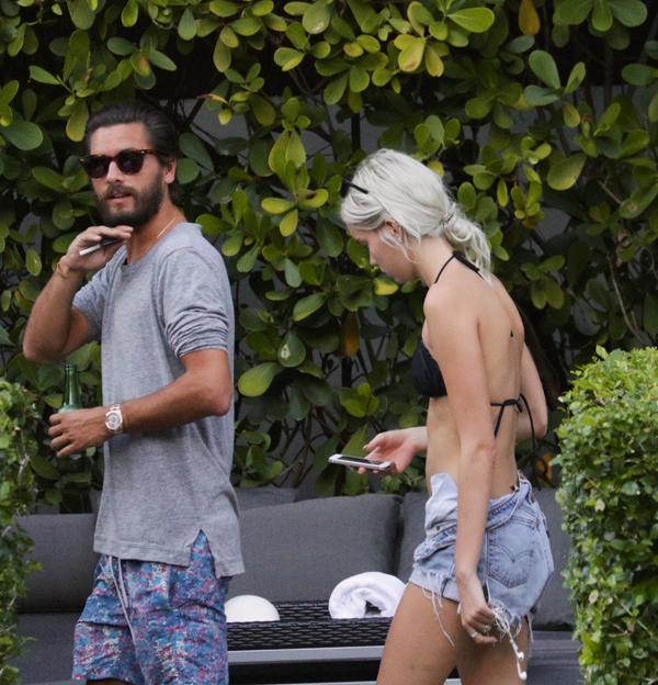 **PREMIUM EXCLUSIVE RATES APPLY**STRICTLY NO WEB UNTIL 8AM PST SUNDAY OCT 4TH** Scott Disick and new girlfriend Lindsay Vrckovnik on a beach holiday in Miami