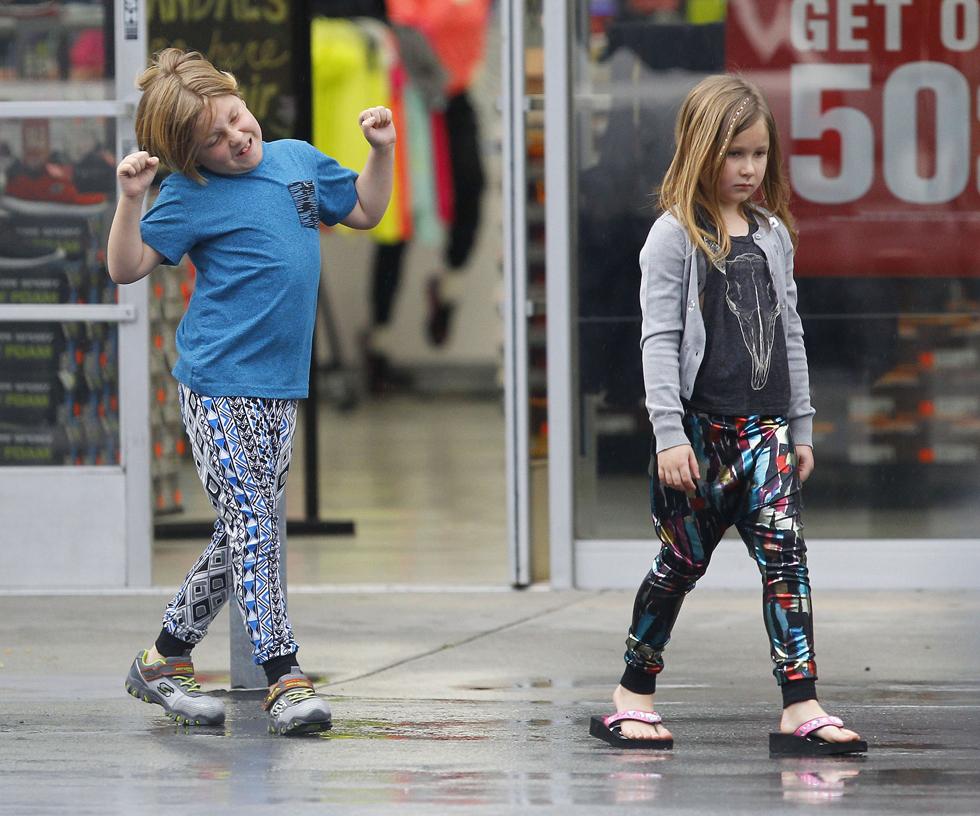 Exclusive&#8230; Tori Spelling Takes Her Kids Shopping For Shoes