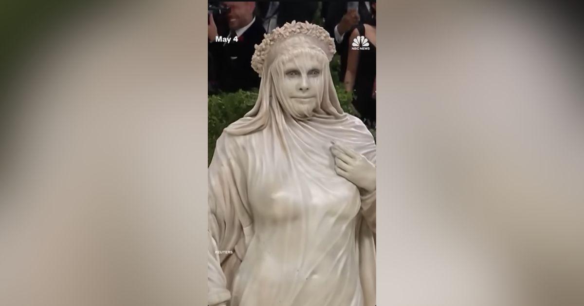 image of Heidi Klum arrived dressed as a living statue inspired by classical sculptures and the theme 'Fashion Is Art.'