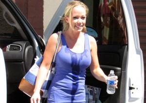 2011__04__kendra_wilkinson_april1_10a 300&#215;213.jpg