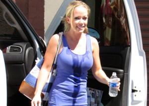 2011__04__kendra_wilkinson_april1_10a 300×213.jpg