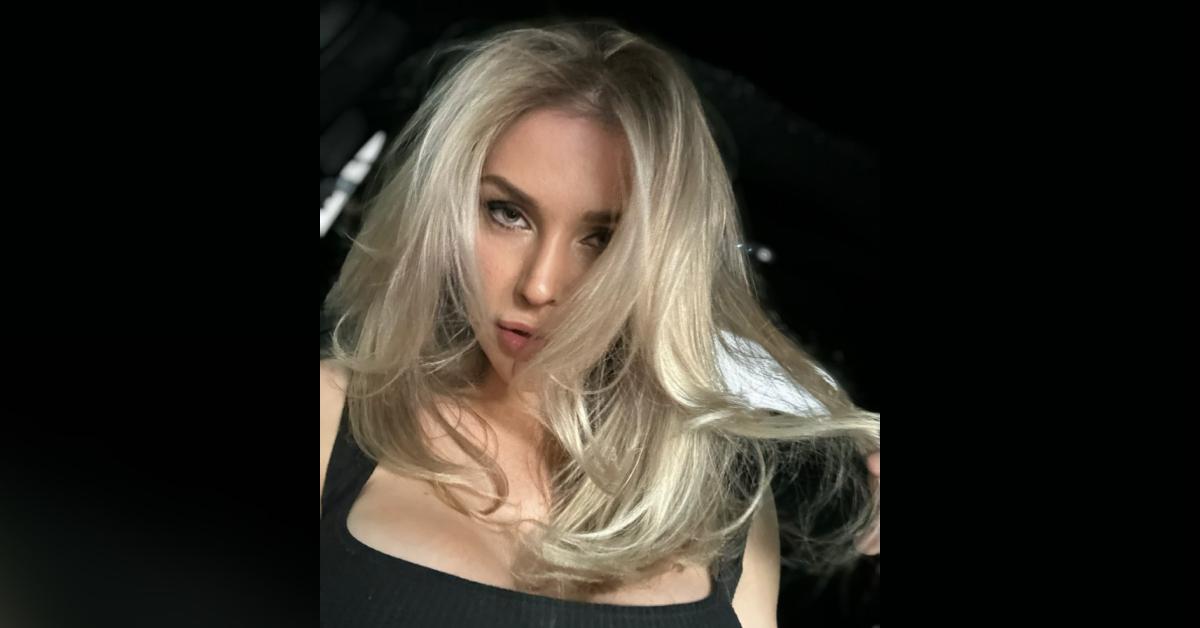 Courtney Stodden Goes Makeup-Free as She Flaunts Her Figure in Hot Pink Bikini: Photos