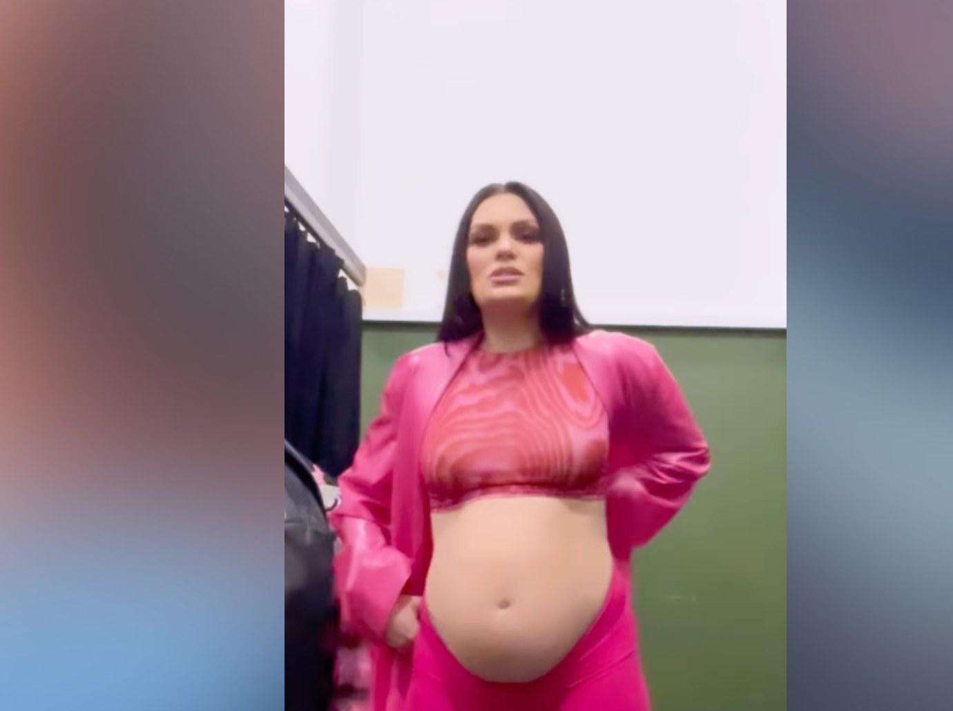 jessie j shows pregnancy belly