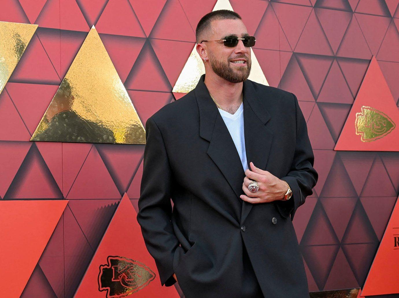 travis kelce likes photo taylor swift  grammys look