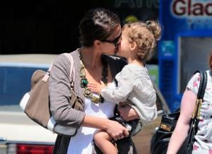 2010__08__Jessica_Alba_Aug4_99 300×218.jpg