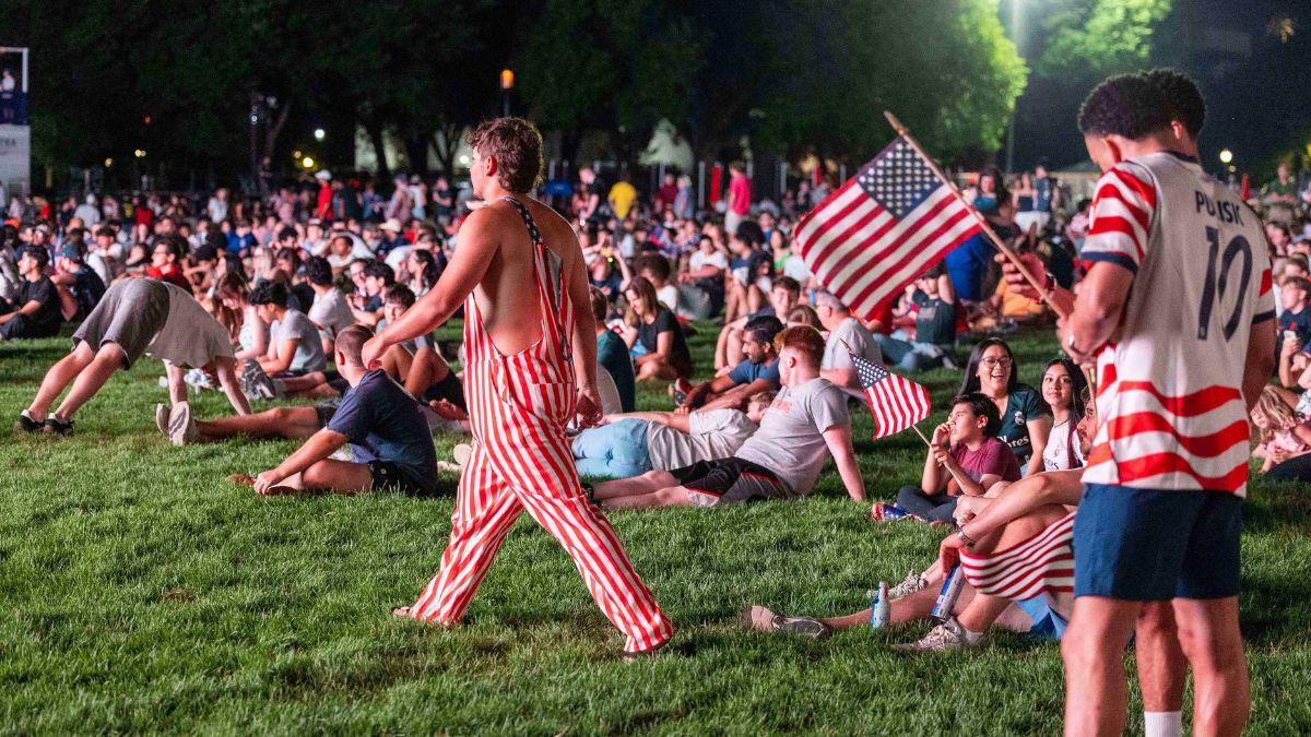 Image of Fox News reported crowds increased later in the day.