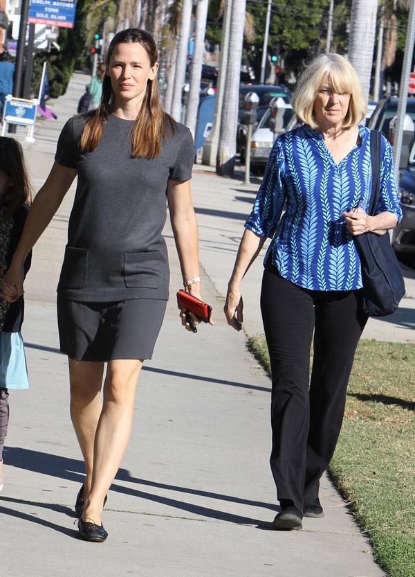 Jennifer garmer baby bump ben affleck mother 07