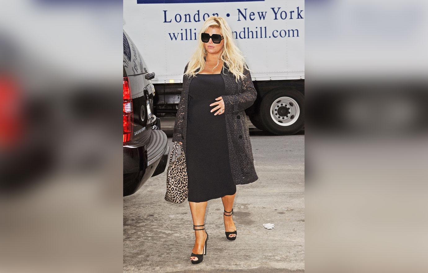 Pregnant Jessica Simpson looks ready to pop