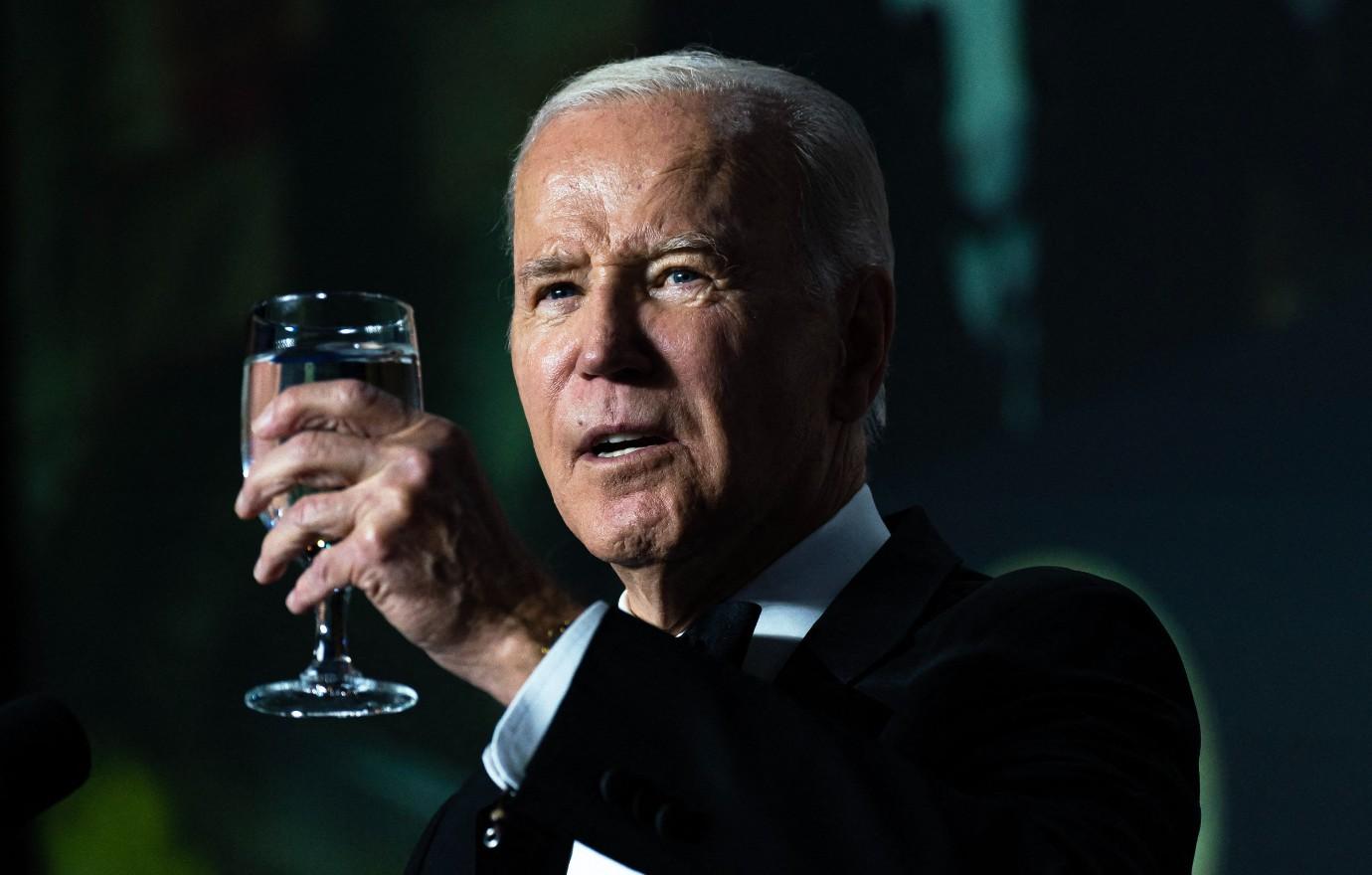 joe biden jokes old age don lemon tucker carlson white house dinner