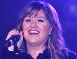 Kelly clarkson july18 2.jpg