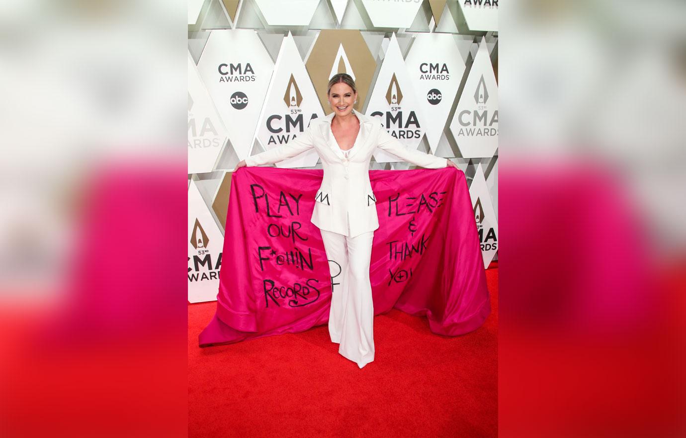 Jennifer Nettles On Red Carpet CMA Awards 2019