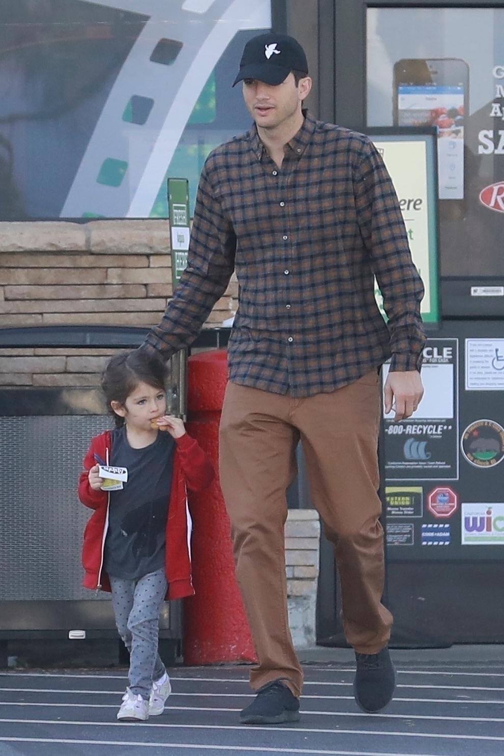 *EXCLUSIVE* Ashton Kutcher takes Wyatt to get a cookie